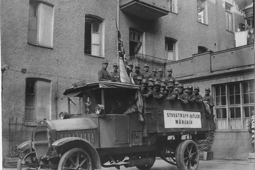 De ‘Stoottroep Hitler’ was een paramilitaire afdeling uit de begintijd van de NSDAP. Foto Heinrich Hoffmann, Bayreuth, 30-09-1923. München, Bayerische Staatsbibliothek