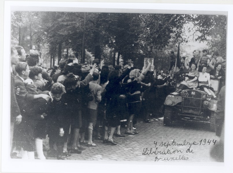Bevrijding van Brussel, 4 september 1944. De foto werd gemaakt door David Isboutsky, die in 1941 uit België gevlucht was en bij de Bevrijding Brussel binnentrok met de Brigade Piron. In 1946 emigreerde hij naar het Britse mandaatgebied Palestina, het latere Israël. Mechelen, Kazerne Dossin