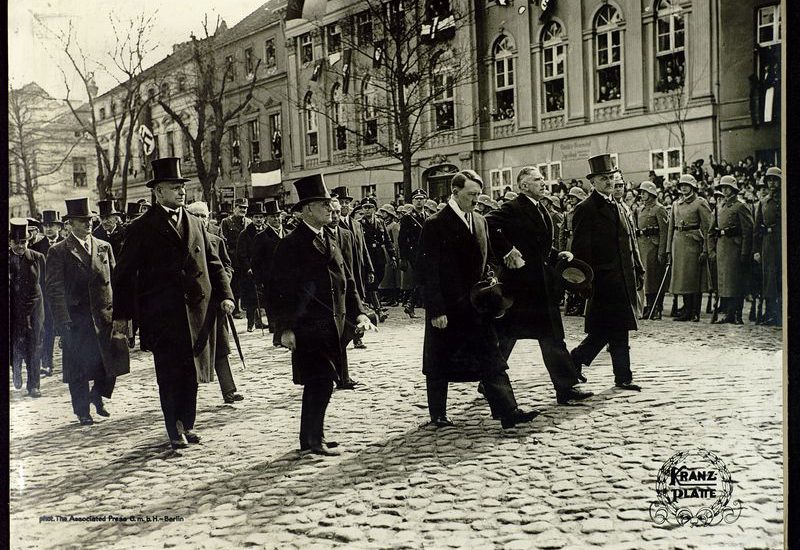 Hitler en de leden van zijn kabinet op weg naar de Garnizoenskerk in Potsdam, waar het nieuw verkozen Duitse parlement wordt geopend. De plechtigheid moet de band tussen het oude Duitse Keizerrijk en het nieuwe nationaal-socialistische Duitsland bezegelen. Foto Georg Pahl, 21-03-1933.