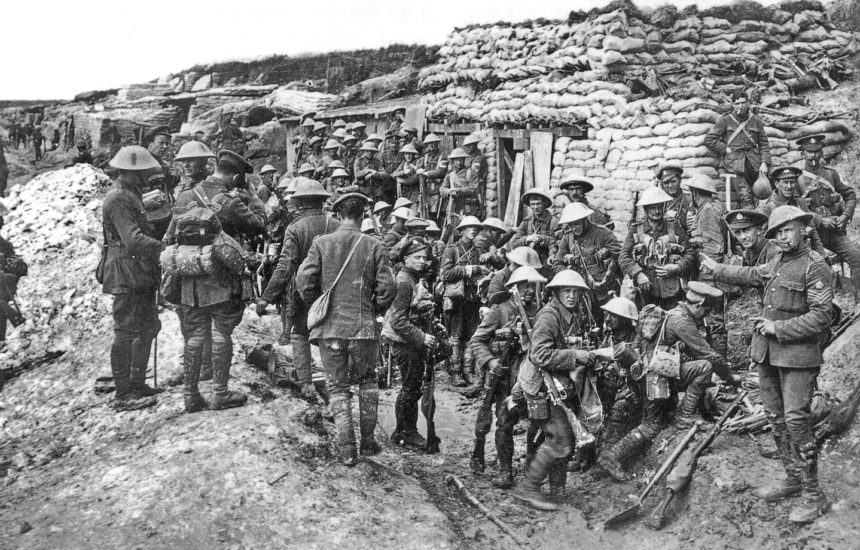 Groep van het Public Schools Battalion (16e Bataljon, het Middlesex Regiment) in "White City", vlak voor de Slag aan de Somme, 1916.