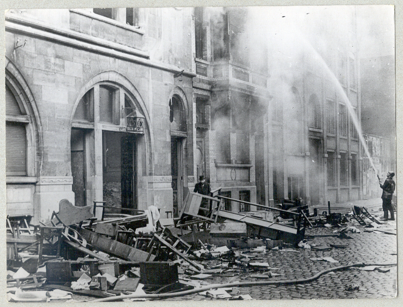 © Joods Museum van België, Brussel Terwijl de brandweermannen de laatste vlammen doofden, ontdekte een radeloos lid van de Joodse gemeenschap de omvang van de schade.
